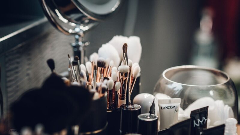 5 Ways to Attract Makeup Influencers for Collaboration Online
