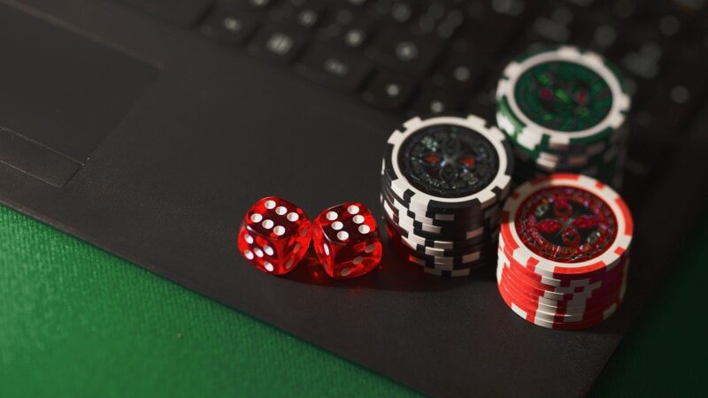 How are online casinos profiting over the players?